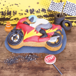 Decorazione di torte a tema motociclistico con pasta di zucchero.