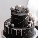 Decorazioni a forma di sfera argentata per torte di compleanno festive.