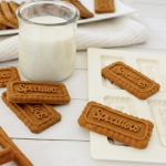 Biscotti speculoos fatti in casa utilizzando uno stampo in silicone per scrapbooking.