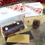 Presentazione di un tronchetto di Natale bianco e rosso con motivi natalizi.