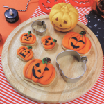biscotti decorati a forma di zucca, piccola torta