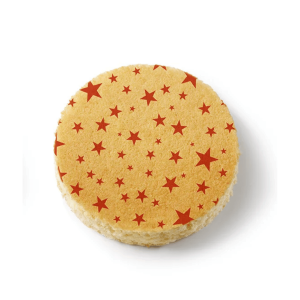 Torta soffice decorata con motivi di stelle rosse natalizie.