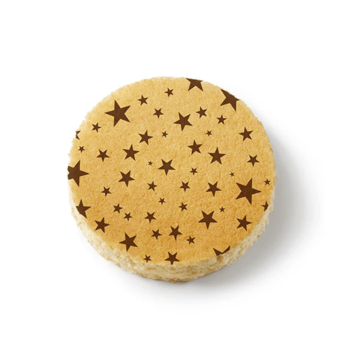 Torta soffice decorata con motivi a stella marroni