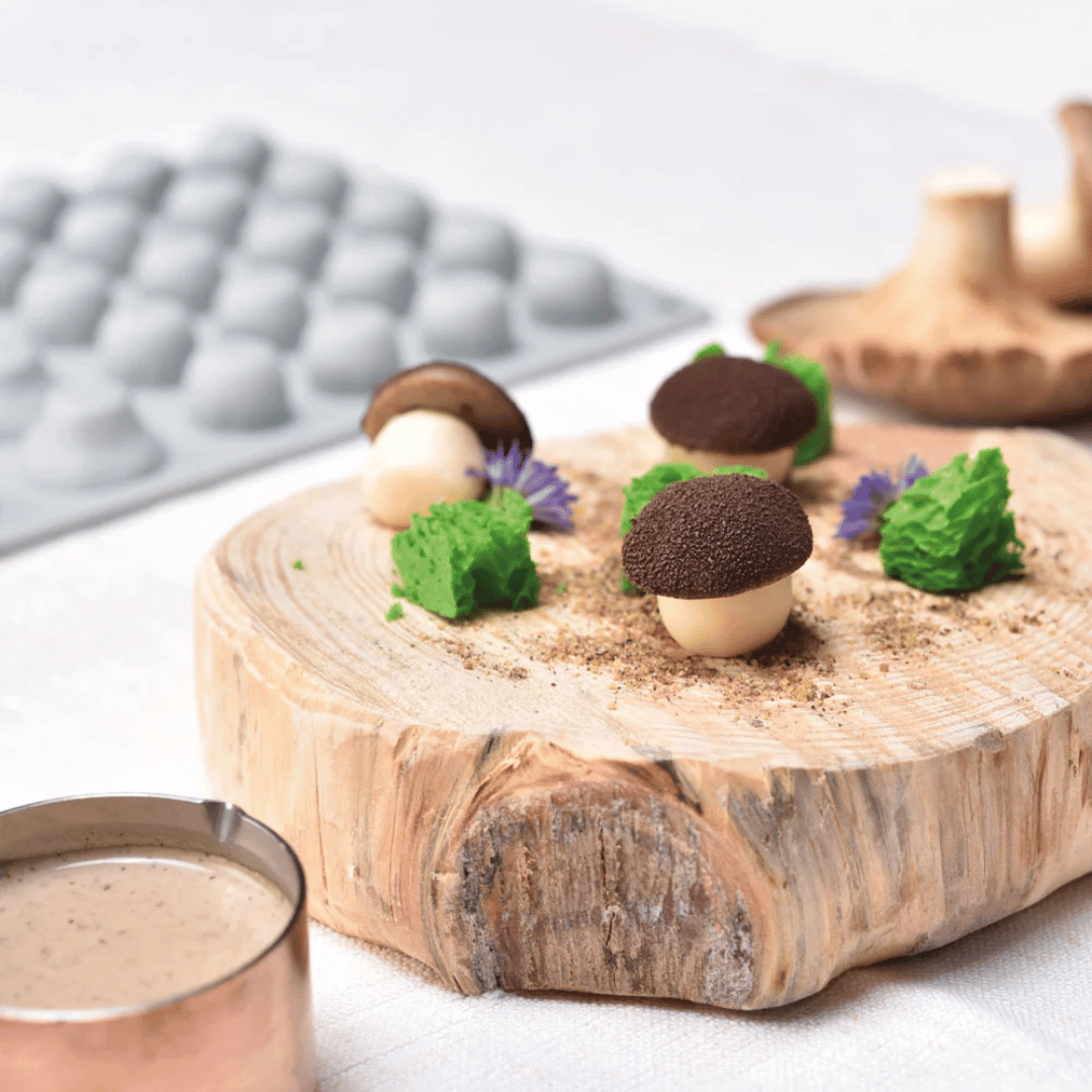 Stampo a trompe l'oeil a forma di fungo per un'elegante torta autunnale.