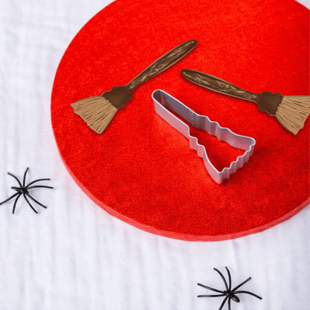 tagliabiscotti in metallo a forma di scopa da strega
