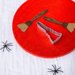 tagliabiscotti in metallo a forma di scopa da strega